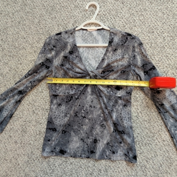 Women's (Size S/M) V-Neck Top With Faux Gathering Feature & Wide Sleeves - Picture 10 of 13